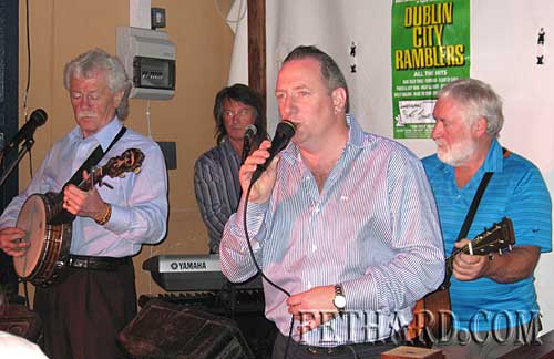 John Carroll singing with the Dublin City Ramblers