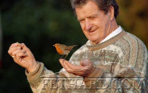 The late Jimmy Roche pictured feeding wild birds outside his home in Ballinard. Over the years, Jimmy built up a trusting relationship with the birds in his garden who ate from his hand.
