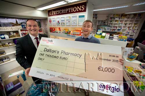 Alan Mulcahy (left) from Energia and Mike Dalton from Dalton’s Pharmacy, Fethard. Mike won the Kickstart Your Business competition on Newstalk and Alan is photographed here presenting a cheque for €1,000. 