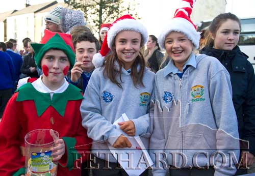 Photographed on Fethard Square to see Santa switch on the festive lights L to R: Jason O'Dwyer, Leah Coen and Carie Davey