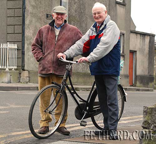 Dinny Walsh and Jimmy Mullins having a 'racing' chat in Burke Street during the week!