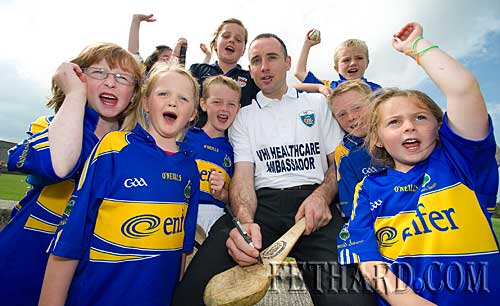 Tipperary's Eoin Kelly surrounded by enthusiastic supporters when he visited Fethard GAA Cúl Camp last weekend 