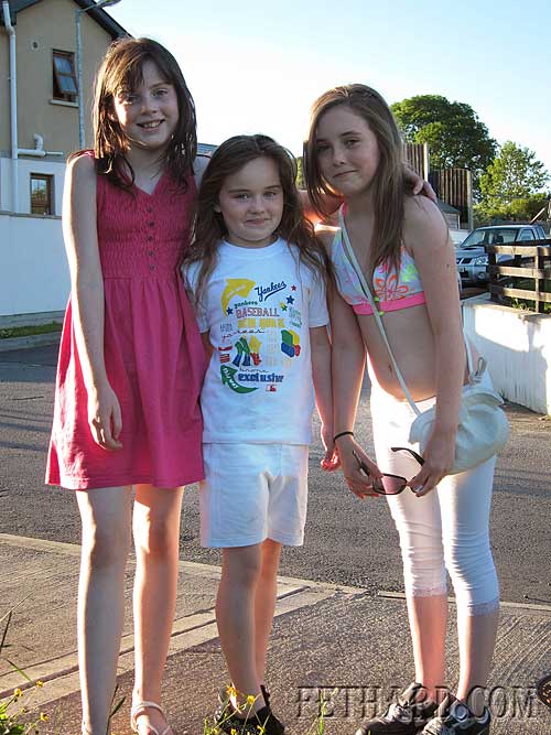 Out playing in the summer weather at Abbey View are L to R: Erica McGrath, Ciara Connolly and Jordan Coen.