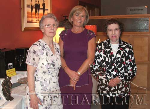 Carmel Condon (centre) presenting the President's Prize to Berney Myles and Alice Quinn (right).