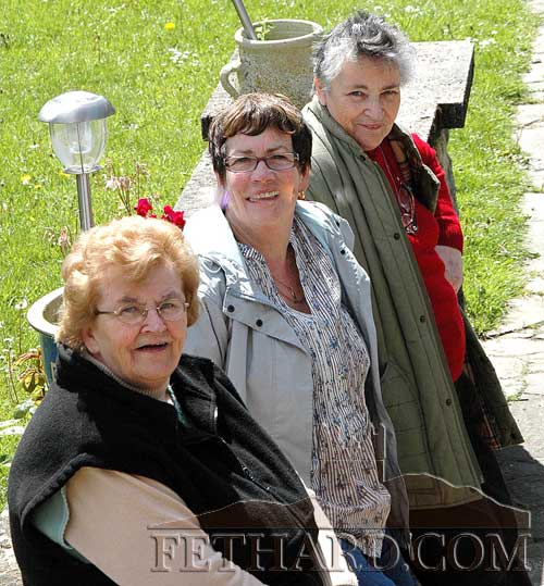 L to R: Carmel Hannon, Mary McCormack and Marie Crean having a chat while the sun shines (Photo by Miceál McCormack) 