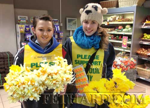 L to R: Niamh Crotty and Kate Quigley, pupils from Patrician Presentation Secondary School helping with Daffodil Day at Centra Supermarket in Fethard