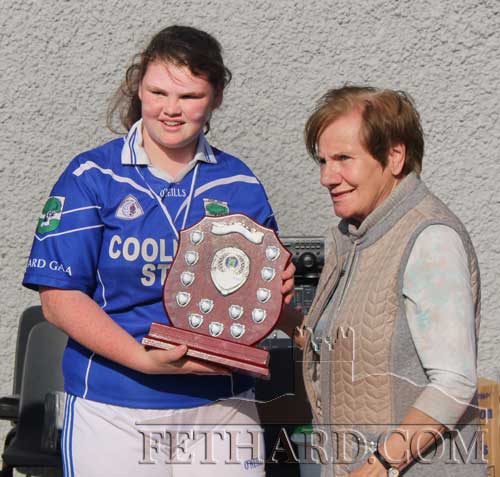 Fethard ‘Blue’ captain, Caoimhe O’Meara, receiving the the inaugural Bernadette Stocksborough Shield from the late Bernadette’s mother, Margaret Flanagan.