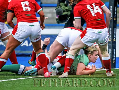 Ireland’s Dorothy Wall scores a try (Photo©INPHO/Robbie Stephenson)