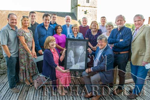 Full group of Everard family photographed with representatives of Fethard Historical Society and Fethard Horse Country Experience at the presentation of a portrait of Fethard’s Archbishop Everard to Fethard Horse Country Experience. 