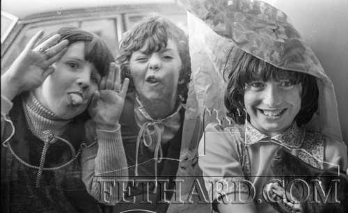 "It's raining outside!" L to R: Niamh Kenny, Mary Tynan and Tina Kenny inside with 'Jock', at Greenville 1981.