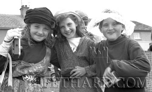 L to R: Helena McCormack; Kristy McCarthy and Gillian Shine, whose entry was ‘The Emigrant’s Return to Kerry Street’ in the ‘Fethard-Killusty London Reunion Festival Parade’ on June 26, 1994.