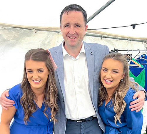 Master of Ceremonies, Gerry Aherne with Jean Anglim and Jane Kenny before the performance on April 29 at Clonacody.